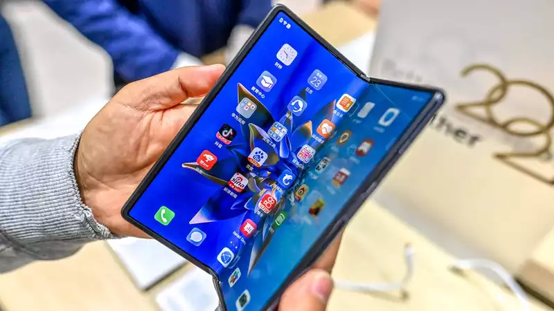 Huawei Mate X2 is impressive, exciting and doomed