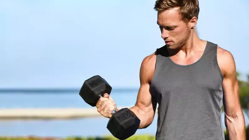 This 5-movement forearm training with dumbbells gives strength to the wrist, biceps and shoulders